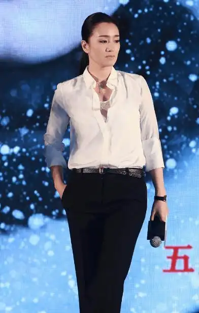 巩俐年纪越大越时髦穿白衬衫也能优雅大气不愧长着一张高级脸