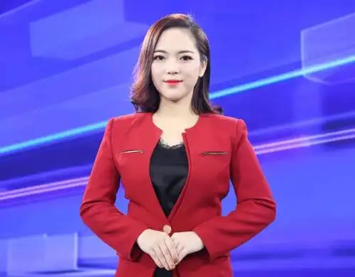 我是主持人英子.