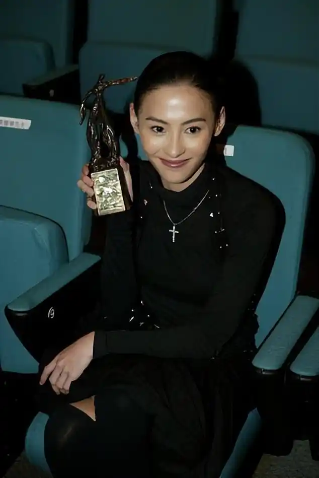 天赋与争议并存张柏芝:四胎传闻再起,为何她只能靠感情上热搜?