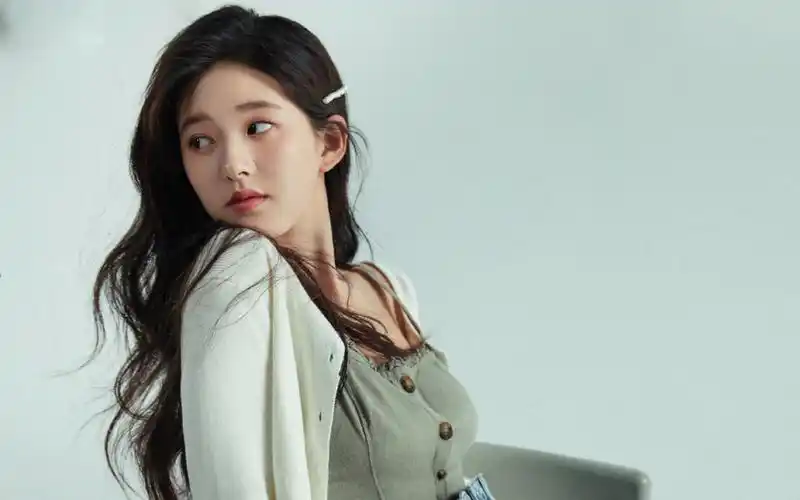 赵露思波浪卷时尚高清桌面壁纸