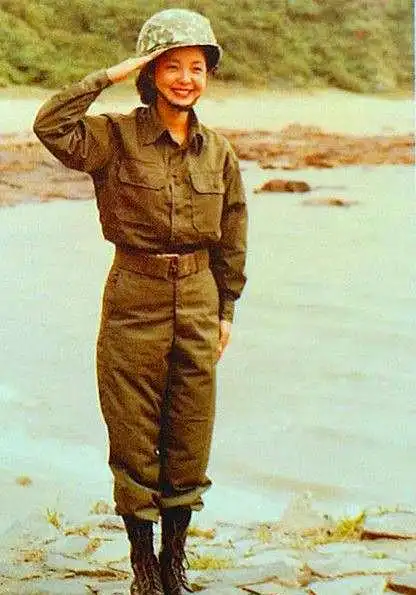 镜头下:您可能没见过穿军装的邓丽君