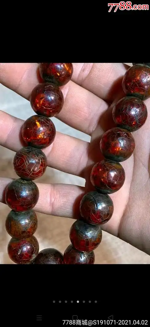 血珀手持,搭配蜜蜡,包浆自然,龟裂纹明显,保存完整!