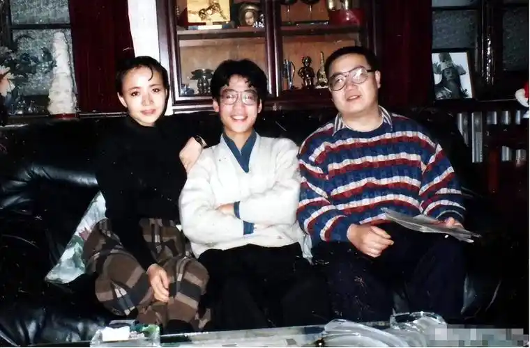 而那时候的英达也对《我爱我家》的编剧梁欢产生感情.