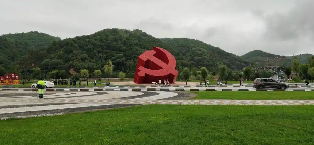 南泥湾党徽广场