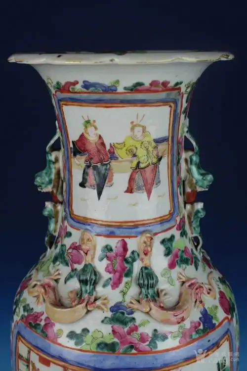 300件清同治粉彩开光人物故事狮耳大瓶