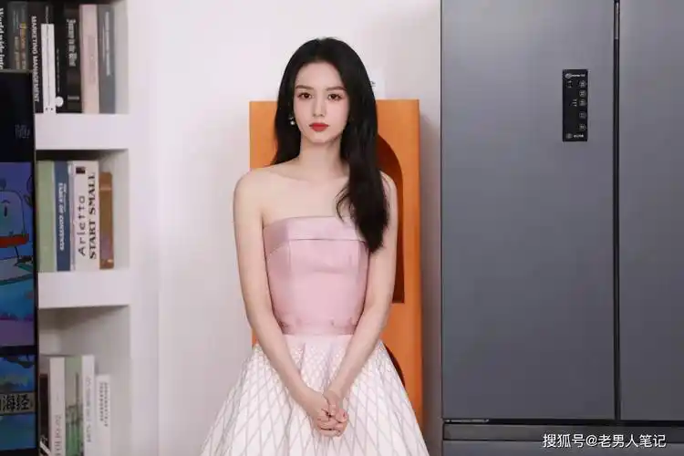 周也笑起来挺美的,一袭缎面抹胸长裙,定格初夏浪漫