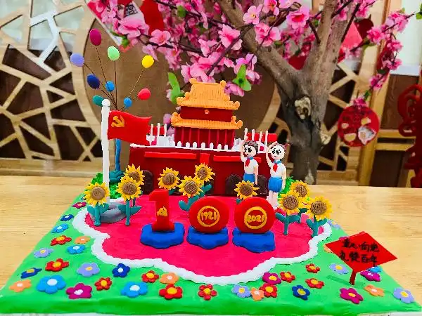 巧手的家长和孩子们围绕主题"童心向党  礼赞百年",拿出十八般武艺