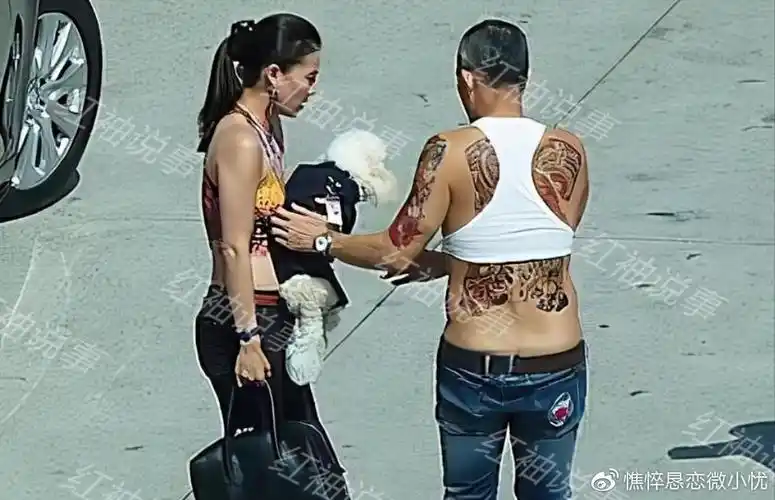 69岁泰王登上外媒封面!身穿小背心怀抱爱犬,海外度假放飞自我