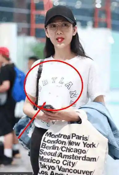 王鸥穿白t桖没穿胸罩网友像两个荔枝吃多会上火