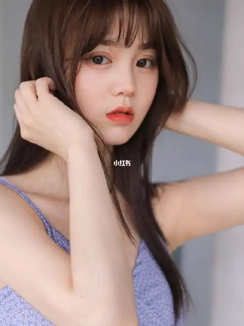 大眼睛美少女吊带连衣裙超美写真