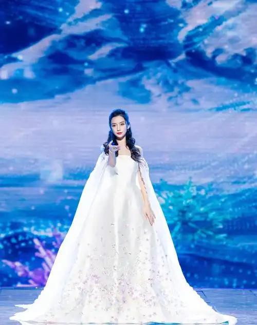 杨颖好隆重综艺开播穿亮钻抹胸礼服配卷发红唇美成小公主