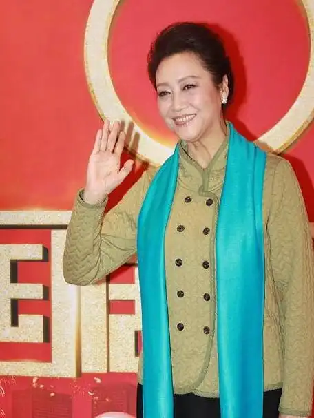 车晓妈妈王丽云都60多岁了,但气质还这么好,穿绿上衣精气神真足