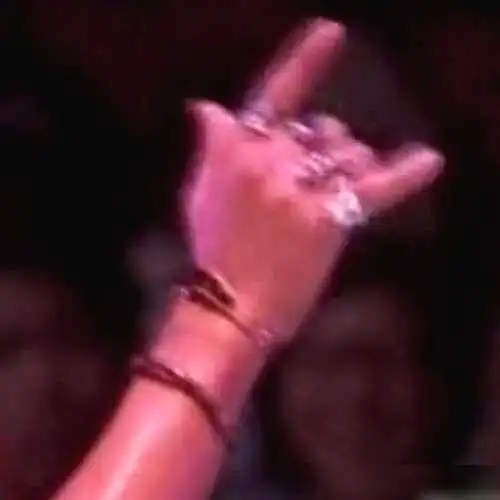 黄家驹深情高亢的嗓音黄贯中眼花缭乱的吉他黄家强柔情走心的贝斯