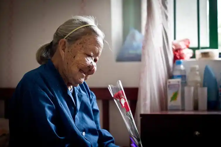 母亲节,慈祥的老奶奶接过康乃馨的那一刻,显得那样的惊喜和意外,更是