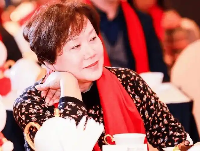 著名演员吴竞:25岁出道,低调嫁导演恩爱45年,如今74岁优雅如初