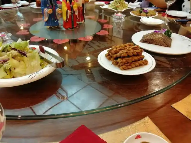 里面的包间真的很大,店家还给准备了小零食还有凉菜吃,比如有麻花