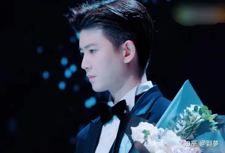 如何评价任嘉伦的古装和现代装的颜值? - 知乎