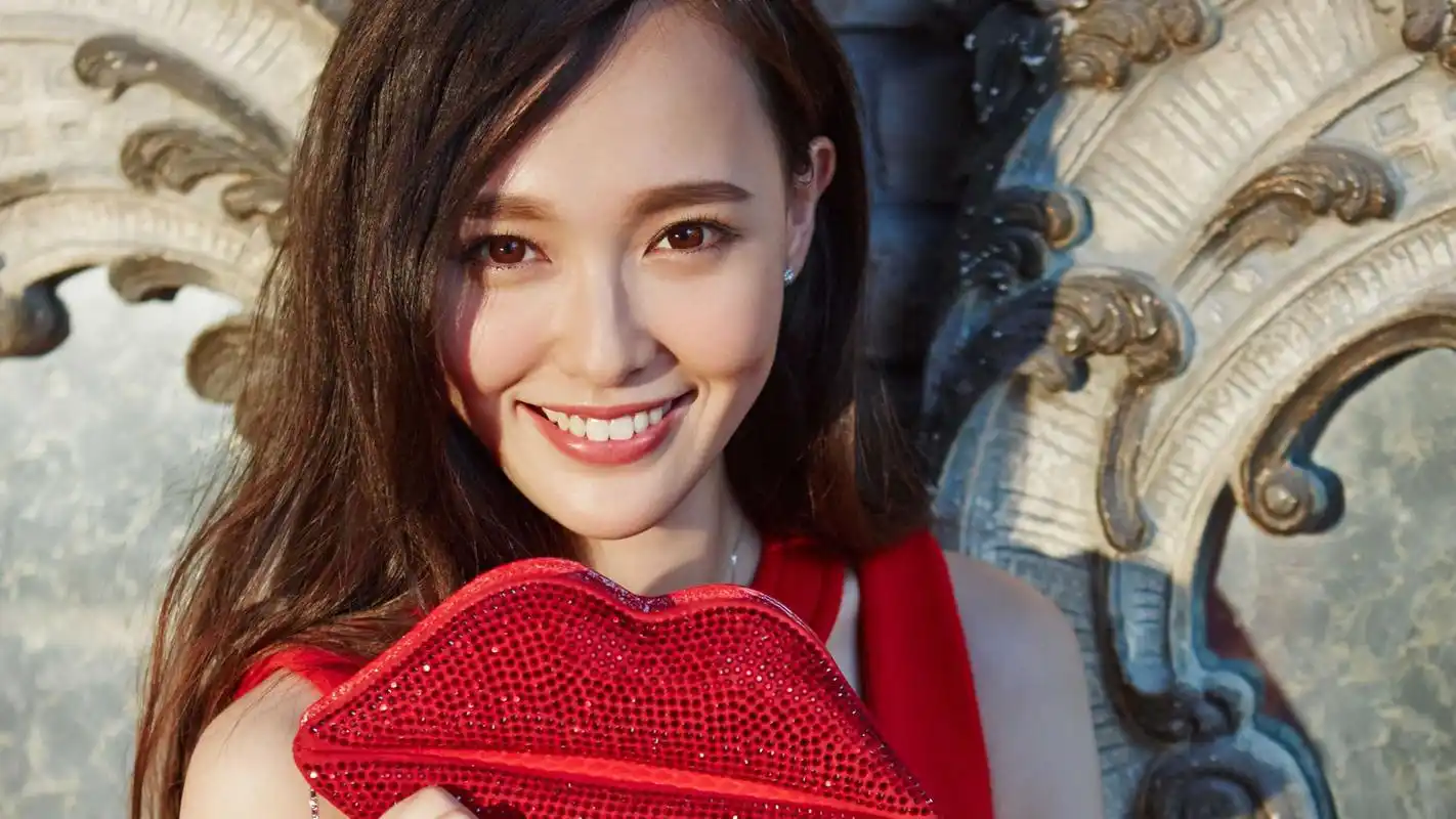 唐嫣图集|身体和灵魂总有一个在路上