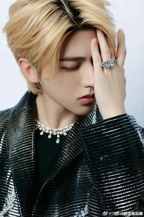 蔡徐坤晒对镜自拍