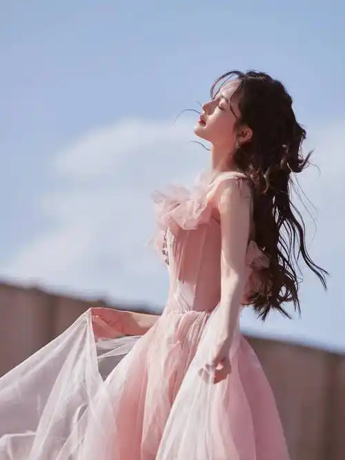 知名女艺人李沁樱花公主裙美貌疯狂心动,晚会造型来袭_节目_互动_电视