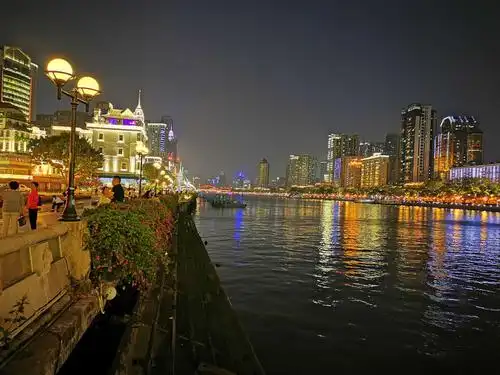恰逢广州灯光节,夜晚的沿江路灯火璀璨夺目.