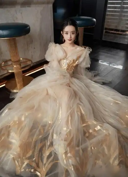 赵丽颖是刚出逃的公主吧金色礼服裙好耀眼真是美成仙女了