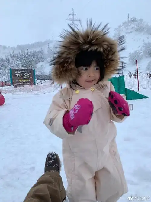 贾静雯一家四口滑雪初体验,波妞咘咘专注吃雪小表情