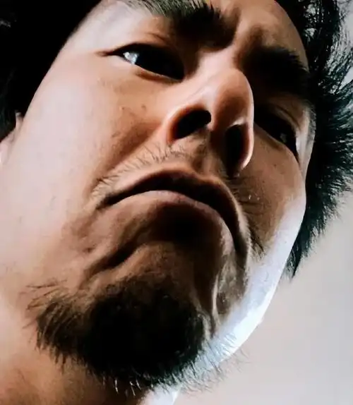 彭于晏晒自拍因头发过于不修边幅被网友吐槽看起来像海胆