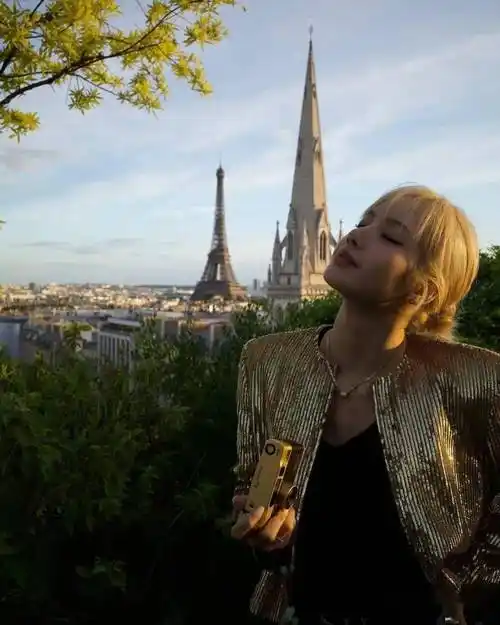 人间芭比blackpinklisa晒巴黎私照金发大眼画报感十足