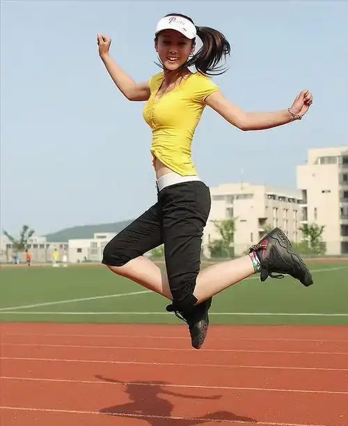 李小萌的好身材惊艳外国观众,生育后的她迎来二次发育