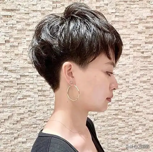 天热拒绝留长发,4种最火短发送给你,看看美不美