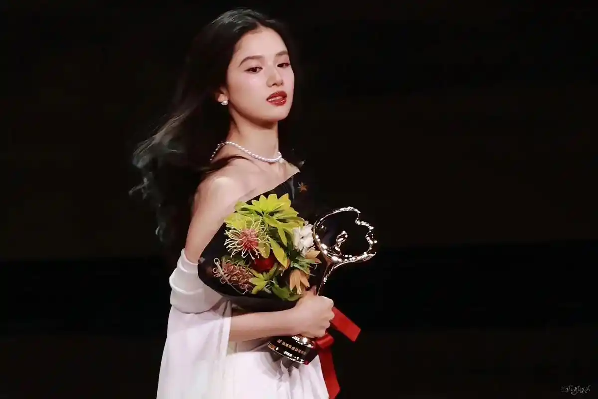 张婧仪 #红毯造型 恭喜张婧仪获得 微博年度突破演员7878婧 - 抖