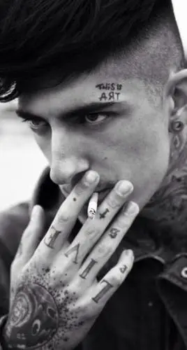 求2张实拍图,一个男人23左右霸气外露的生活照,很酷的,我要做壁纸