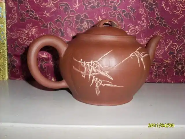 文革"红雨"刻竹刻铭菊球紫砂壶