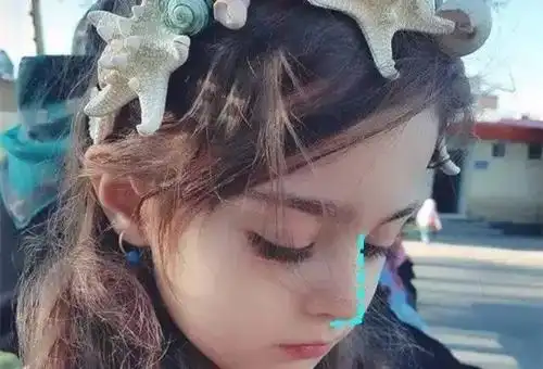 3精致v脸脸型窄小额头饱满下巴线条紧致,是漂亮脸型的三大要素,精致