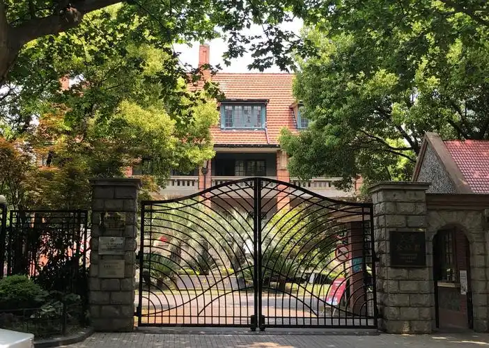 现在是长宁区金融园,老洋房里长出了金融园.