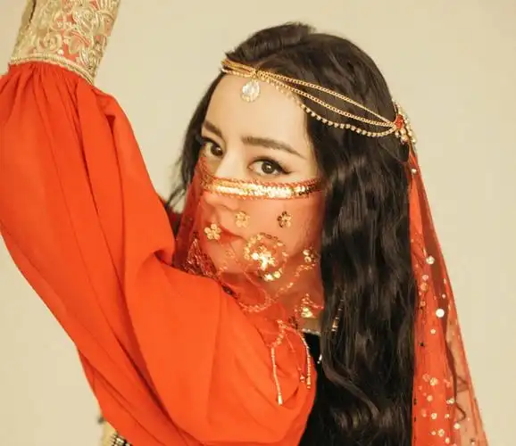 迪丽热巴穿红色刺绣礼服超靓丽!雪肤玉貌异域风情美爆了