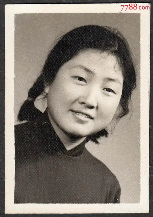 美女军人(二张)-au11799367-老照片-加价-7788收藏__中国收藏热线