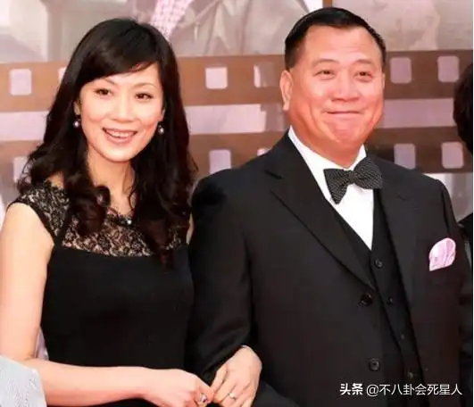 万梓良与二婚妻子现身,妻子保养精致,夫妻同框像两代人