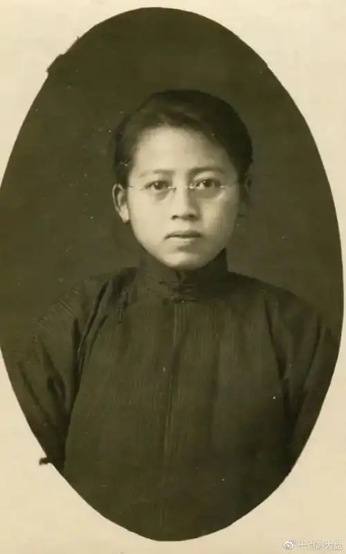 就接受新思想,她的同学中,也有一个比他大两岁的亲戚,茅盾(沈雁冰),她