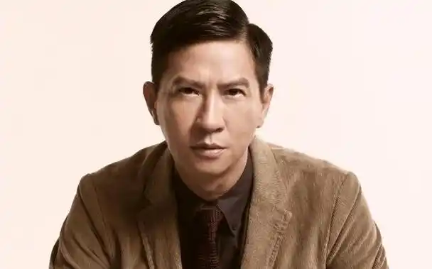 59岁张家辉进上海面馆吃面太接地气!鞍前马后为同事找座位点餐!