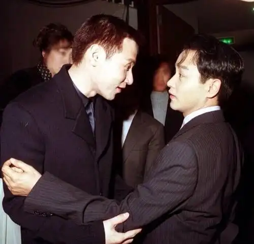 台上总是抱抱抱,张国荣说,你能不能别总吃我豆腐.