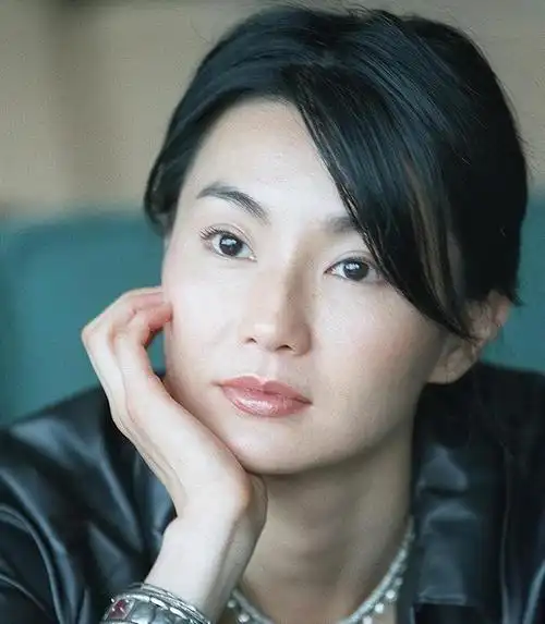 张曼玉低调看展被认出,无滤镜下的素颜太真实,干瘪憔悴惹人怜