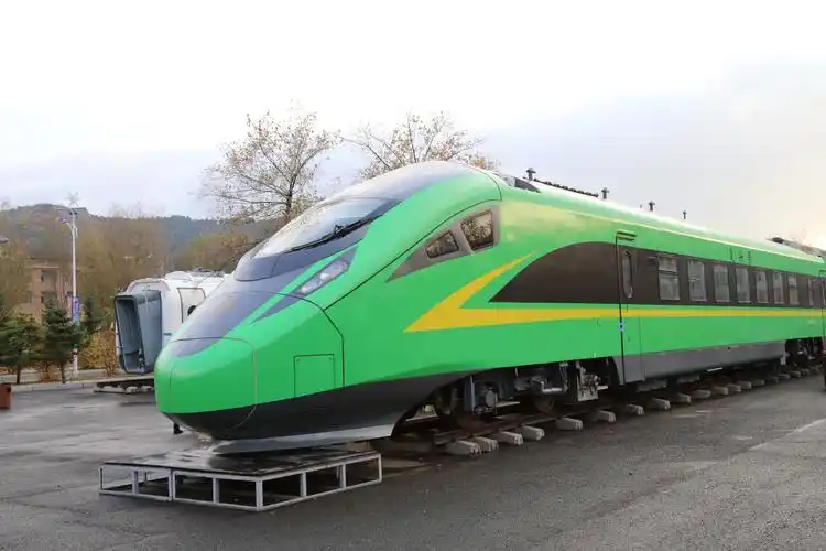 学校隆重举行绿巨人cr200j型动车驶入吉铁院交接仪式