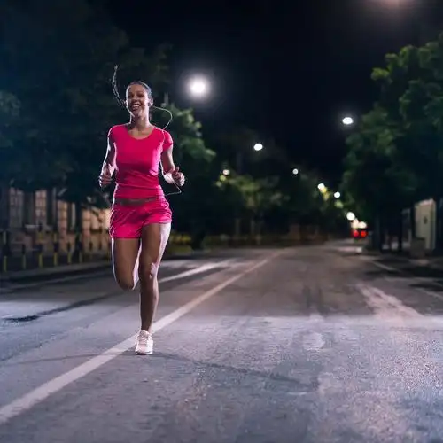 关键词:晚上夜晚道路街道城市景色喝水跑步健身完美身材瘦身健美健身