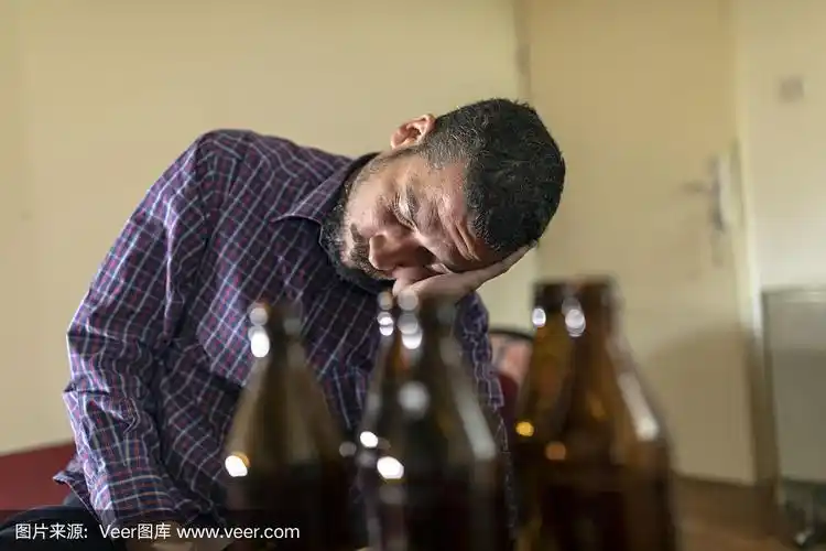 人与酗酒,上瘾和男人抑郁的概念.