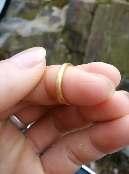 买了个戒指!戴了几天就成这样了!是不是假的啊?