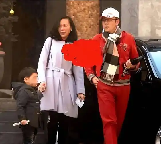 蔡国庆的富婆妻子太显老!