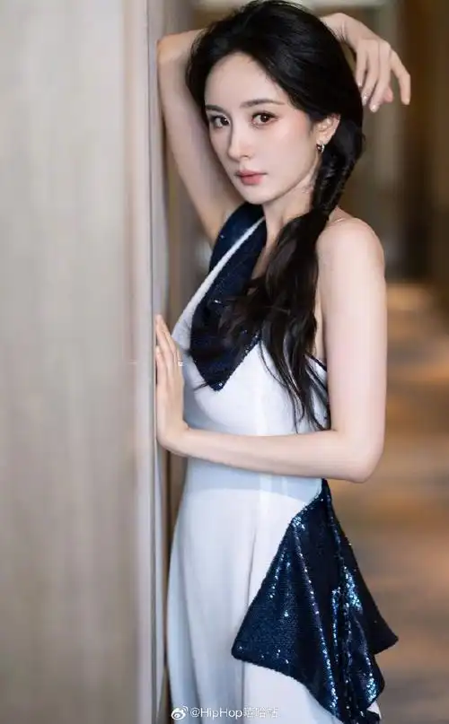 杨幂全球高定首穿