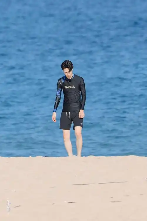 王一博夏日冲浪店